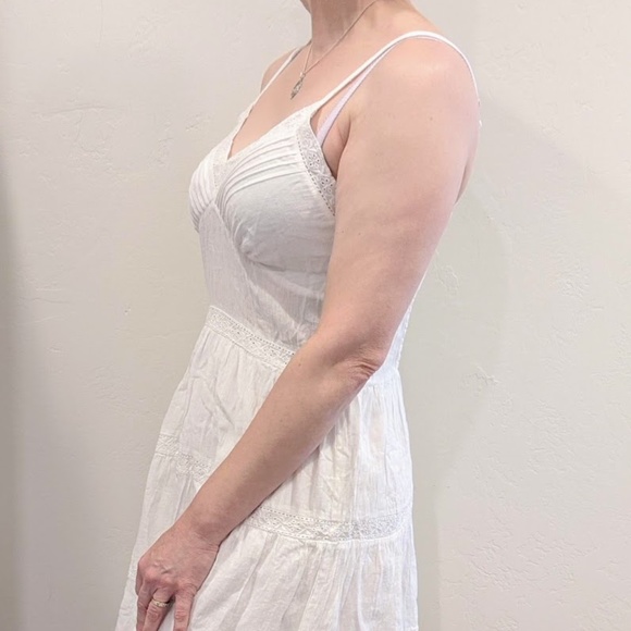 SOLD -- NWOT 🌸 SUBTLE LUXURY White Floral Eyelet Cotton Smocked Dress - Sm/Med - Picture 5 of 8